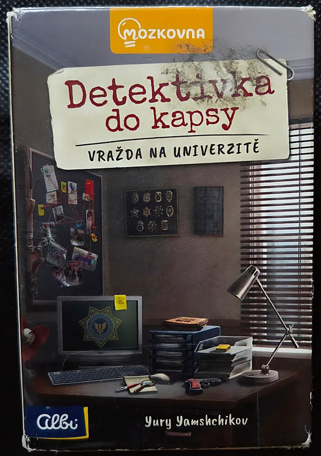 Obal deskové hry Detektivka do kapsy: Vražda na univerzitě
